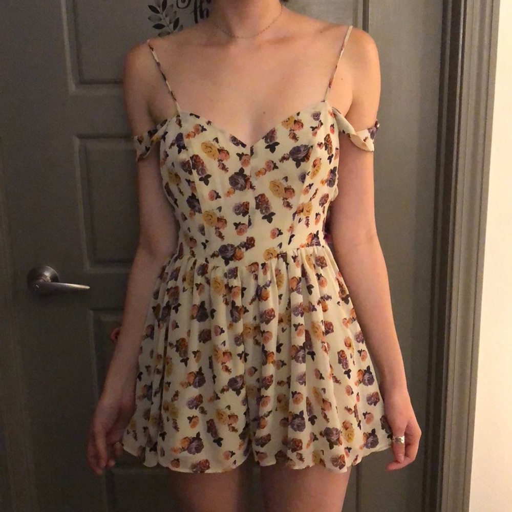 Urban Outfitters: floral romper